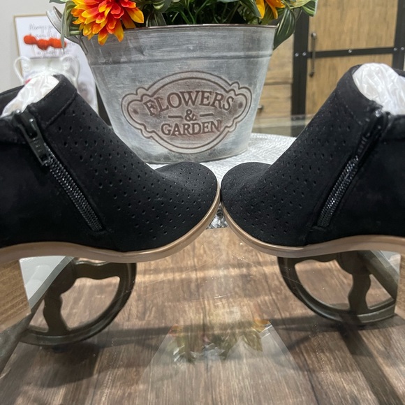 Sonoma Black Ankle Boots - Picture 5 of 9